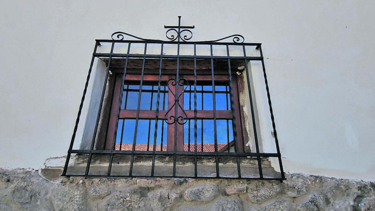 Una ventana al pasado. Las aberturas de la vieja propiedad son protegidas por una reja coronada con una cruz, símbolo de la presencia religiosa al tiempo que construir la casa.