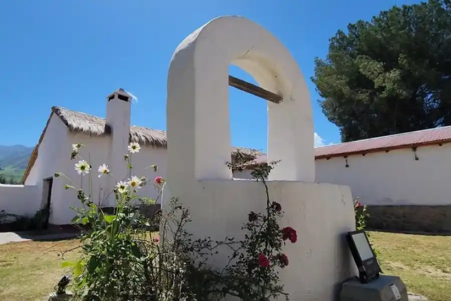 SEÑORIAL. Un aljibe rodeado de flores domina el gran patio interno y era el punto central por donde pasaba la actividad en exteriores.
