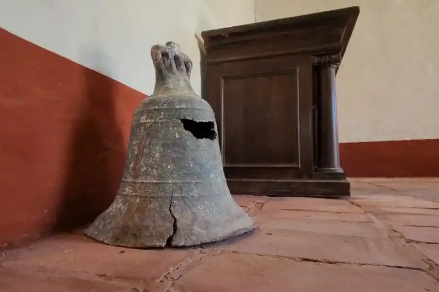 El paso del tiempo. Los trabajos de recuperación permitieron rescatar una deteriorada campaña, elemento fundamental de los jesuitas para llamar a los oficios religiosos.