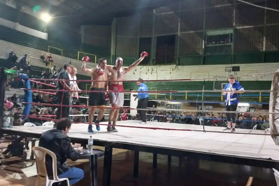 GRAN PELEA. Alegre y Chaparro reciben el cariño del público. La pelea de semifondo de la velada fue intensa. (FOTO DE MARIANA APUD)