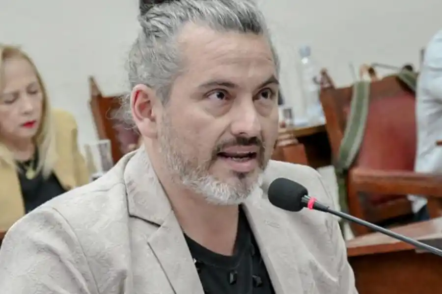 Hace 19 años ganó Operación Triunfo, ahora es concejal y se autohomenajeó durante la sesión