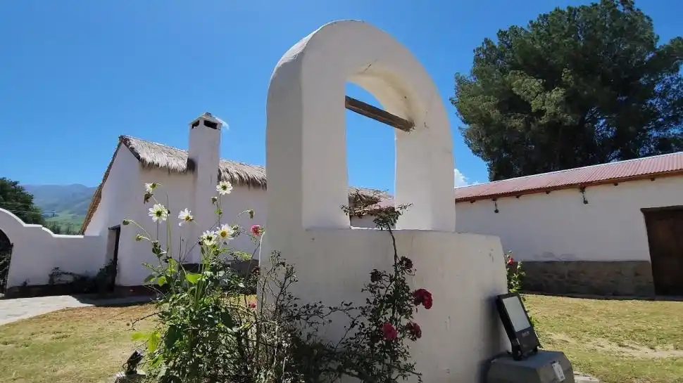 SEÑORIAL. Un aljibe rodeado de flores domina el gran patio interno y era el punto central por donde pasaba la actividad en exteriores.