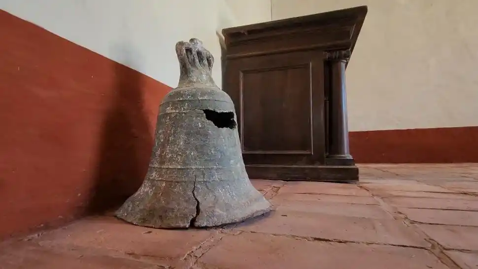 El paso del tiempo. Los trabajos de recuperación permitieron rescatar una deteriorada campaña, elemento fundamental de los jesuitas para llamar a los oficios religiosos.