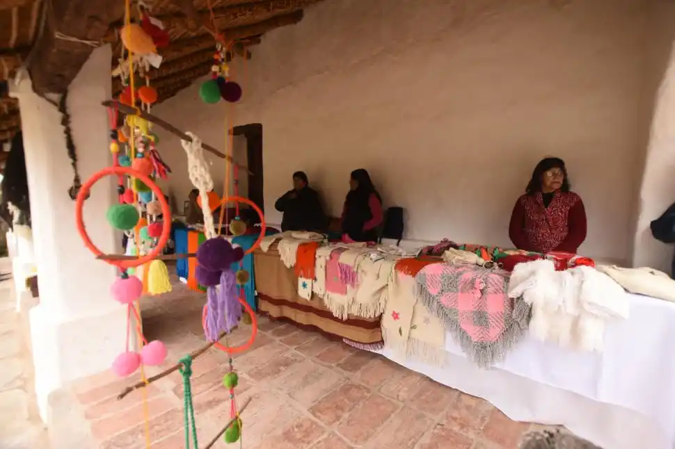 PRODUCCIÓN MANUAL. Artesanas expusieron ayer sus creaciones.