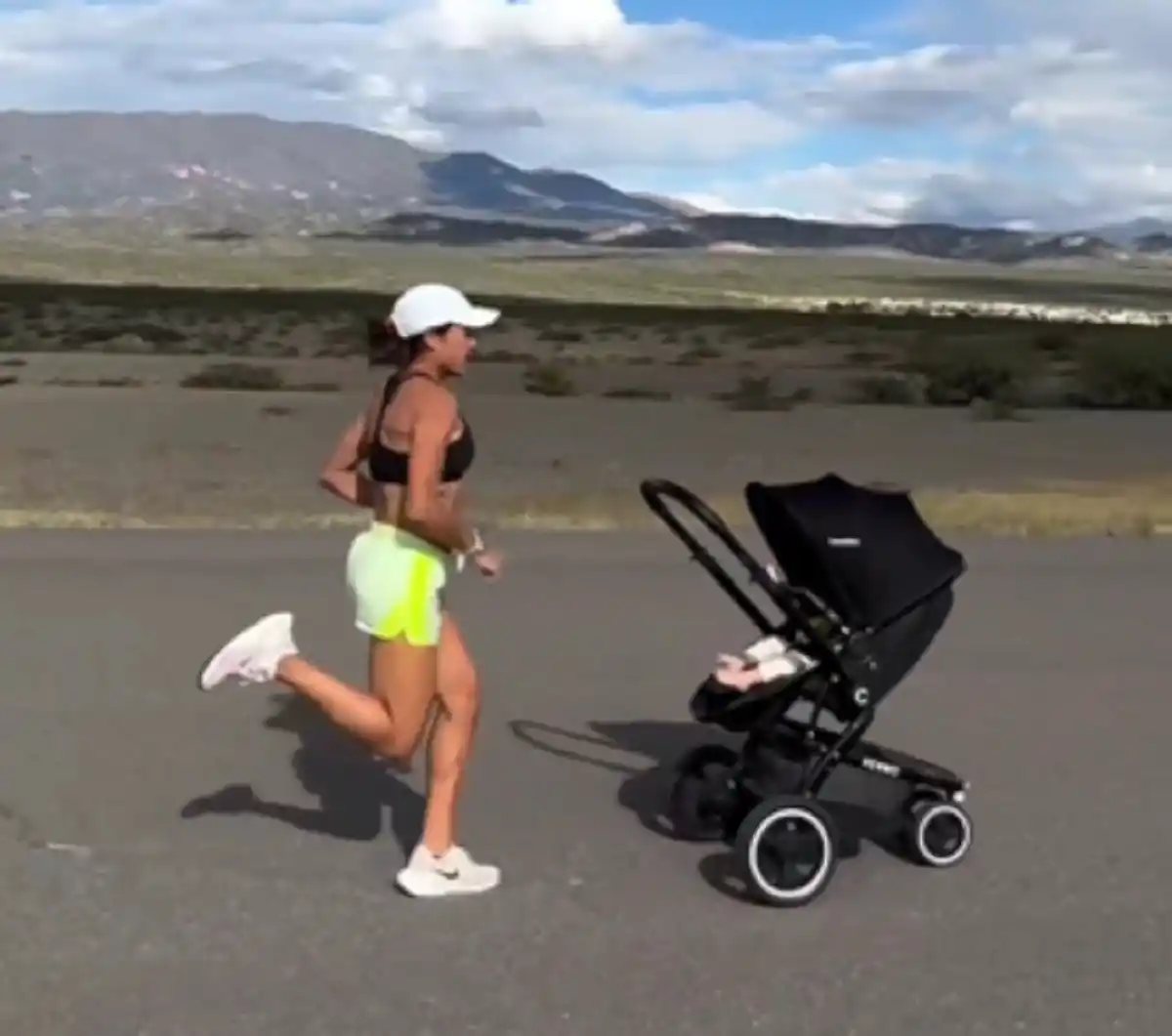 PURA VELOCIDAD. Casetta entrena su velocidad y también traslada el 'cochecito' en el que lleva a su hija Lina. 