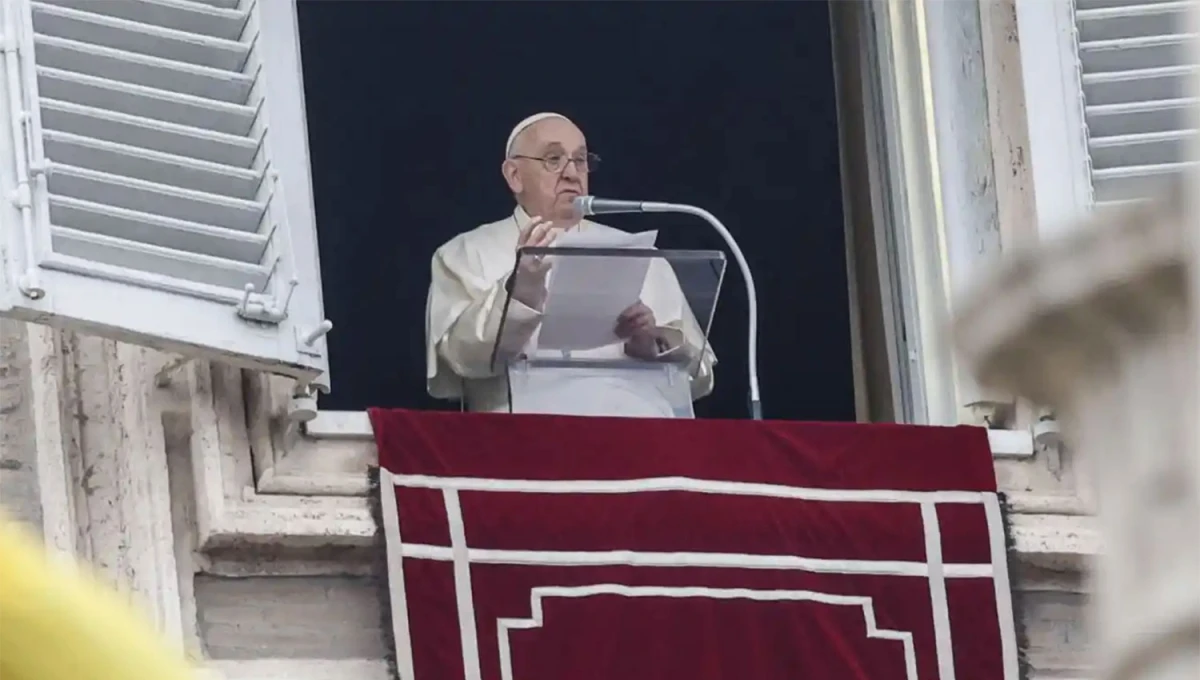 ANTE UNA MULTITUD. El papa Francisco ofreció sus palabras en la plaza de San Pedro.