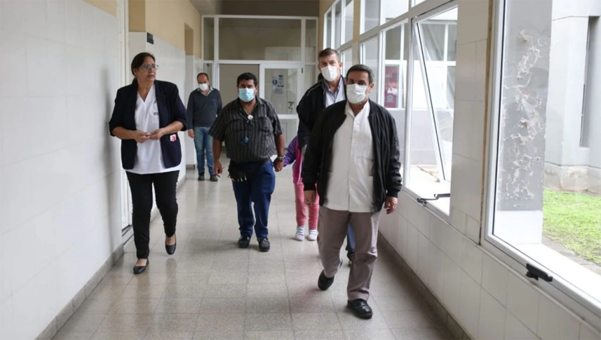 EN ALBERDI. El ministro Medina Ruiz recorrió el hospital de la ciudad y se interiorizó sobre los pacientes internados con dengue.