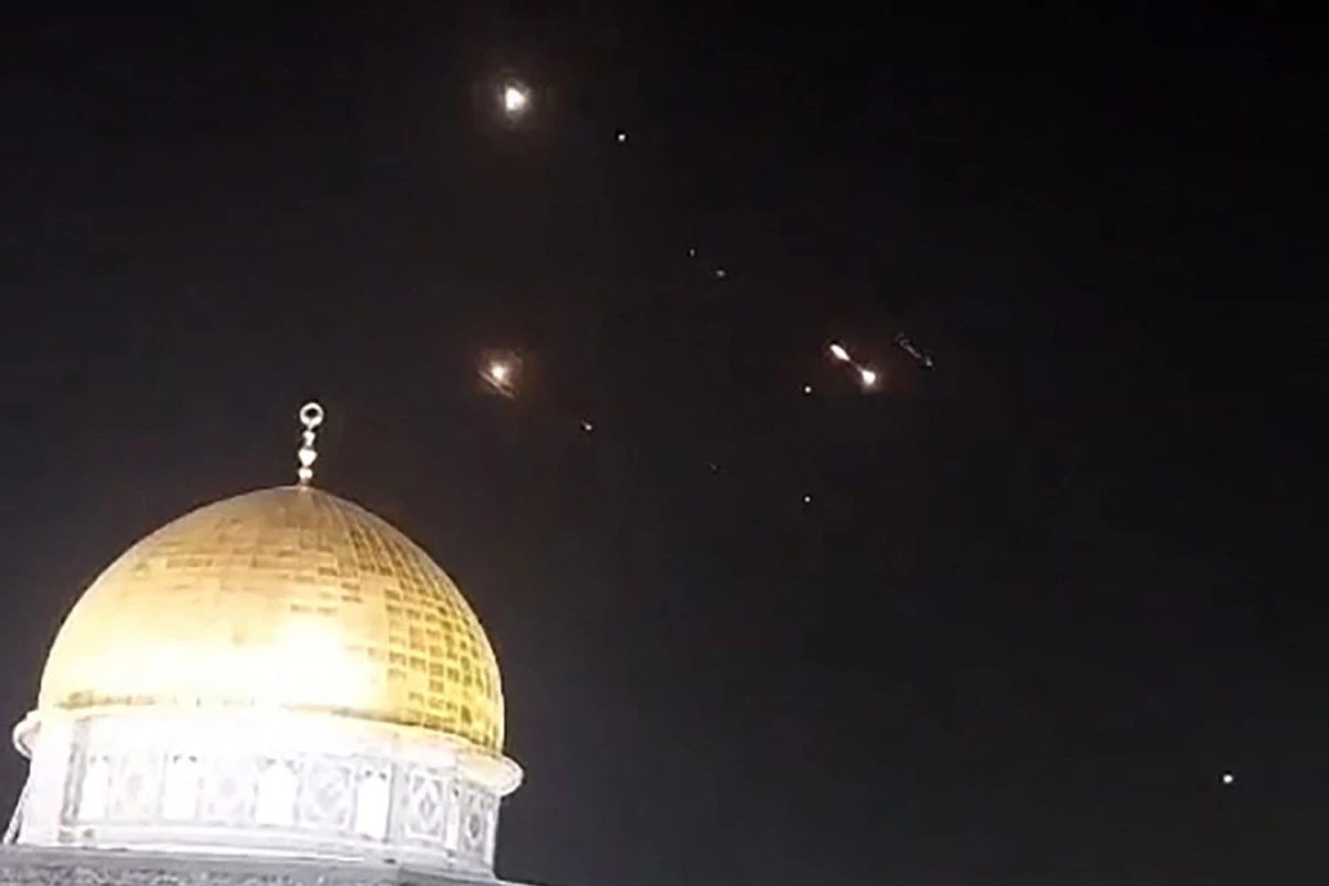 LUCES EN EL CIELO. Las estelas de misiles se dibujan en trazos luminosos sobre la mezquita Al-Aqsa en Jerusalén. 