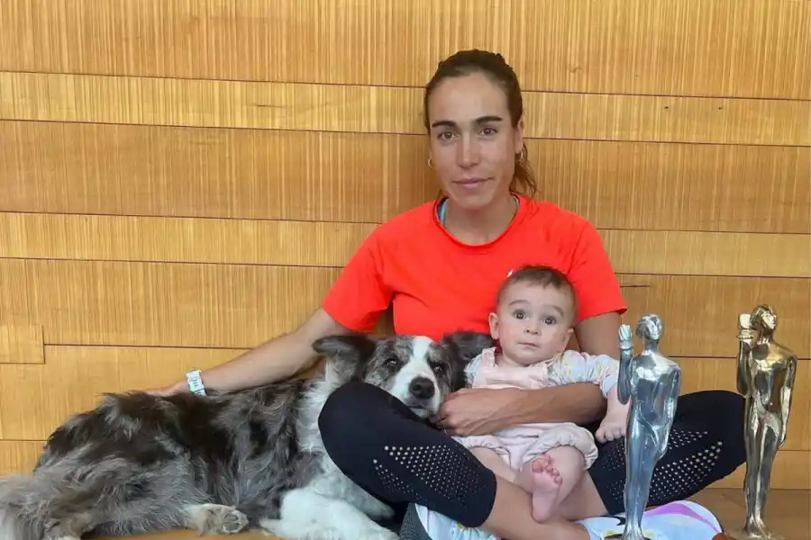 FELIZ. Belén Casetta posa junto a su hija Lina, la mascota de la casa y los premios Olimpia. 