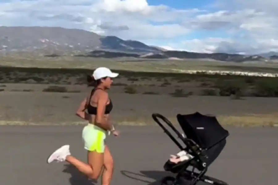 PURA VELOCIDAD. Casetta entrena su velocidad y también traslada el 'cochecito' en el que lleva a su hija Lina. 