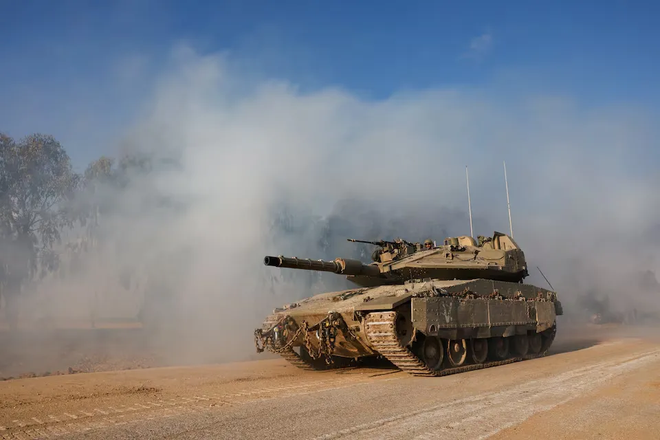Un tanque israelí maniobra cerca de la frontera entre Israel y Gaza.