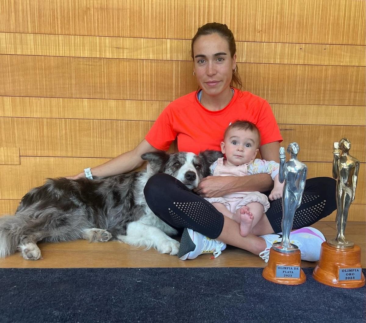 FELIZ. Belén Casetta posa junto a su hija Lina, la mascota de la casa y los premios Olimpia. 