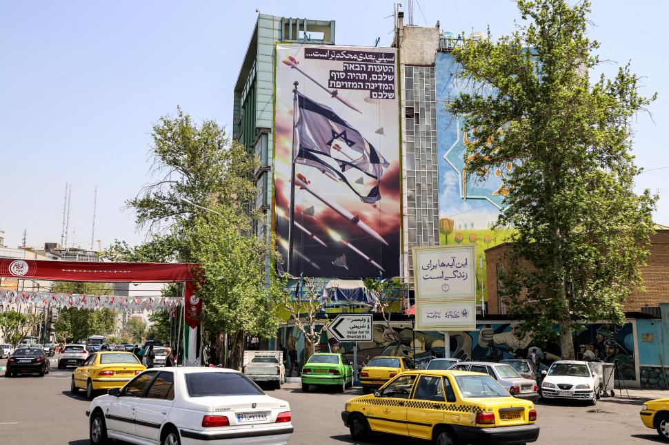 MURAL. “La siguiente bofetada será peor”, dice una pared en Teheran.