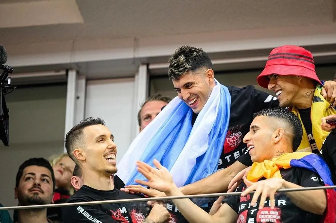 CELEBRACIÓN. Exequiel Palacio festejó con sus compañeros de Bayer Leverkusen. 
