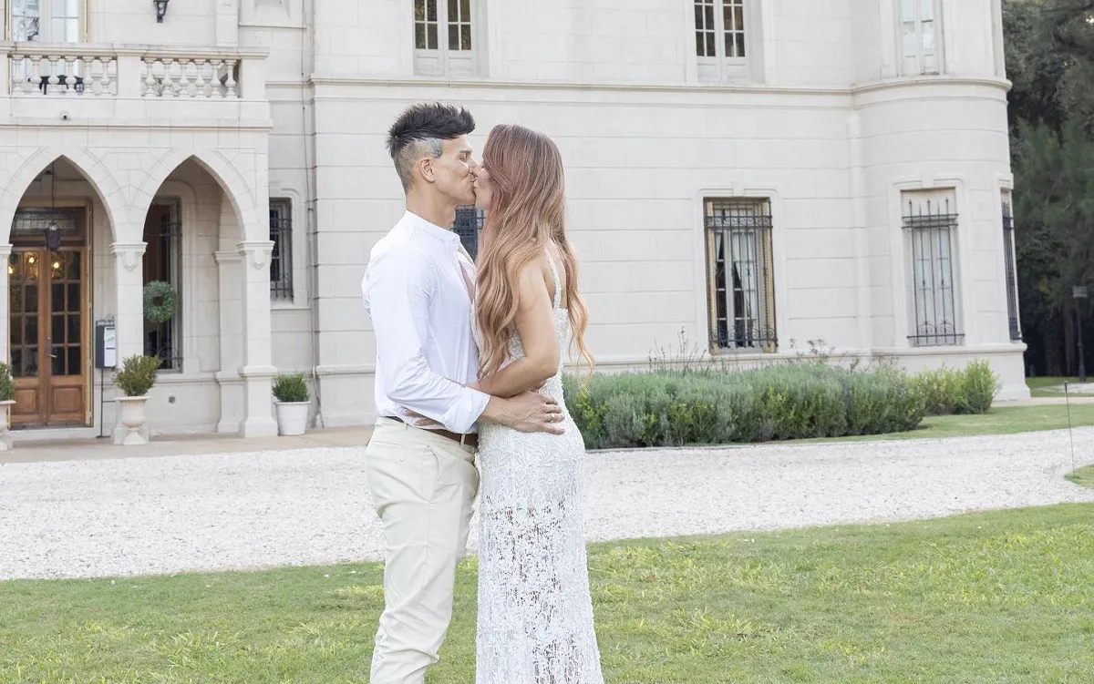 ENAMORADOS. Sebastián Sosa besa a su pareja Stephani Correa, en la celebración familiar. Foto tomada de Instagram.
