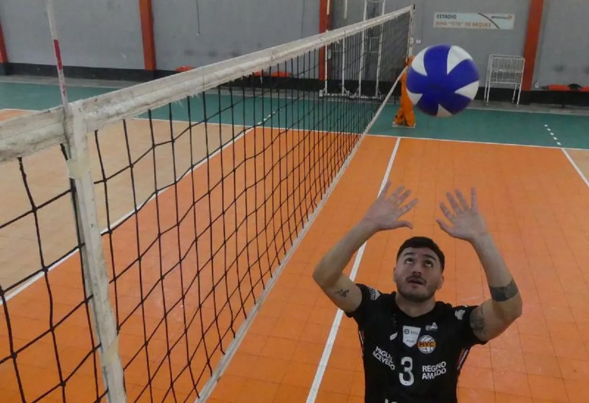 EN ACCIÓN. Máximiliano Mansilla busca destacarse en el vóley, un deporte que aprendió a amar con el tiempo. Fotos de Osvaldo Ripoll/LA GACETA