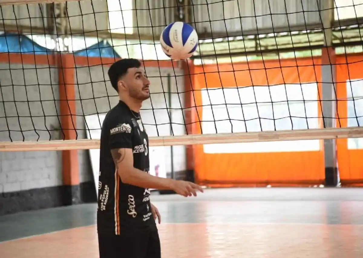 PELOTA DOMINADA. Máximo Mansilla se describe como un enamorado del vóley. Fotos de Osvaldo Ripoll/LA GACETA.