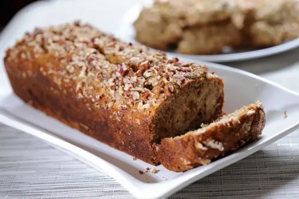 Bizcochuelo de avena y banana: cómo preparar esta receta sin harinas y sin azúcar, ideal para tus meriendas