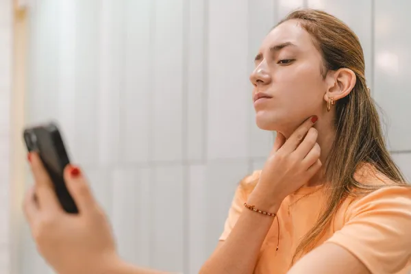 Ocho ejercicios faciales que pueden ayudar a reducir la papada y mejorar el perfil del rostro