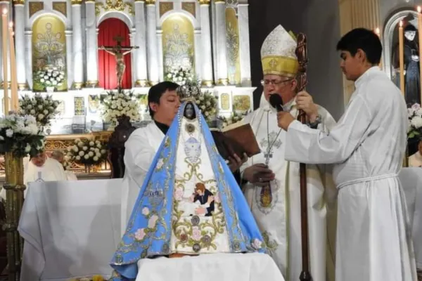 El Obispo de Catamarca bendijo una Virgen que lleva a Milei y al Papa bordados en su manto