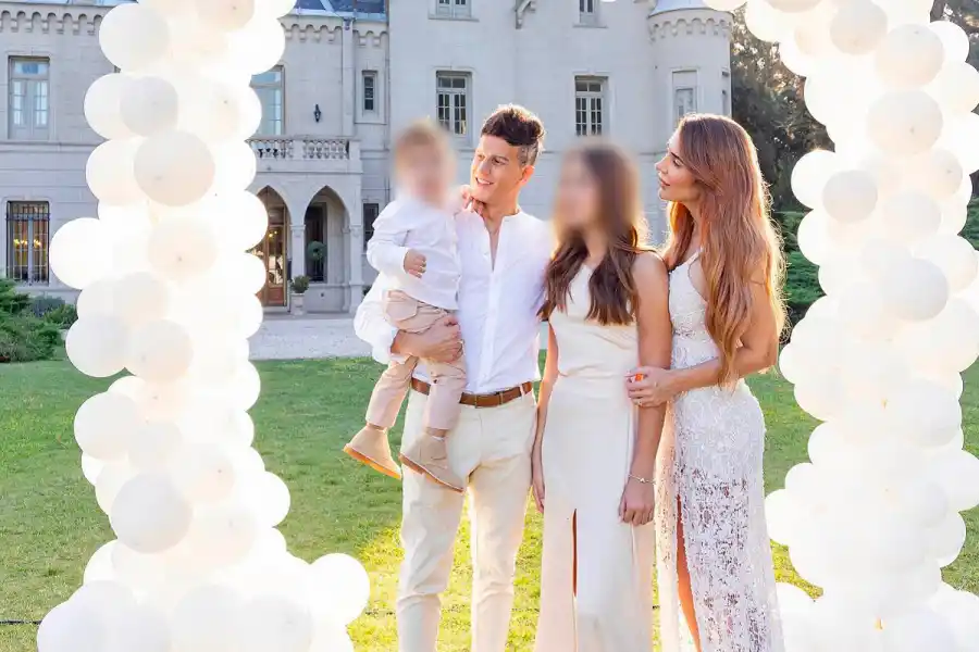 EN FAMILIA. Sebastián Sosa posa con su esposa y sus hijos en el medio de varios globos blancos. 