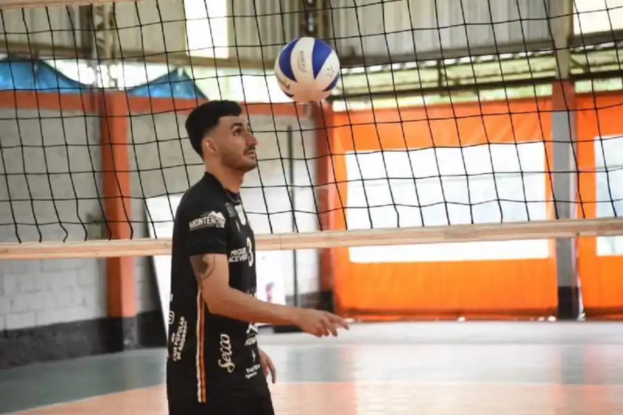 PELOTA DOMINADA. Máximo Mansilla se describe como un enamorado del vóley. Fotos de Osvaldo Ripoll/LA GACETA.