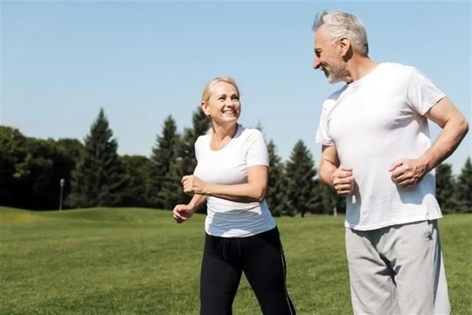 Cuál es el ejercicio más recomendado para mayores de 50 años que mejora el equilibrio y previene caídas