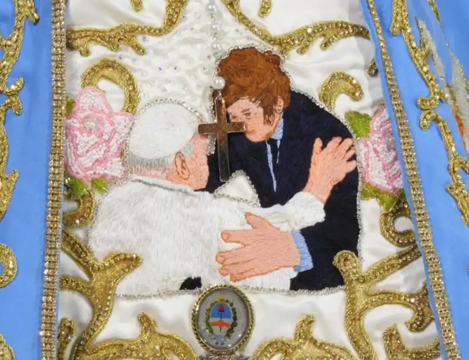 El Obispo de Catamarca bendijo una Virgen que lleva a Milei y al Papa bordados en su manto