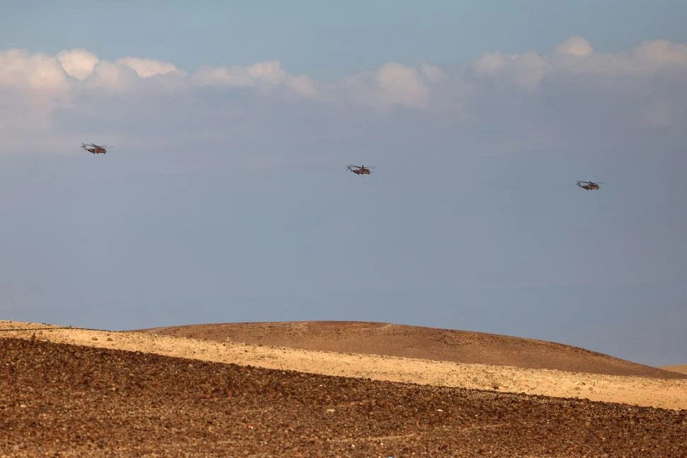 AEROTRANSPORTADOS. Helicópteros de carga de la Fuerza Aérea de Israel sobrevuelan el desierto de Negev, en el sur del país. 