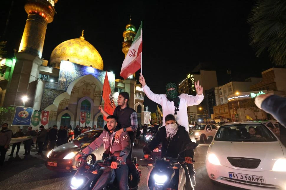 MARCHA. Iraníes celebraron el ataque en la plaza Palestina, de Teherán.  afp