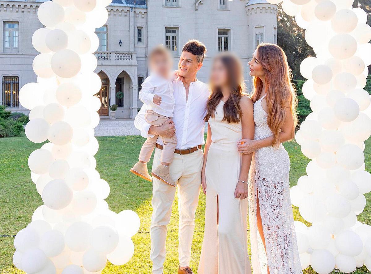 EN FAMILIA. Sebastián Sosa posa con su esposa y sus hijos en el medio de varios globos blancos. 
