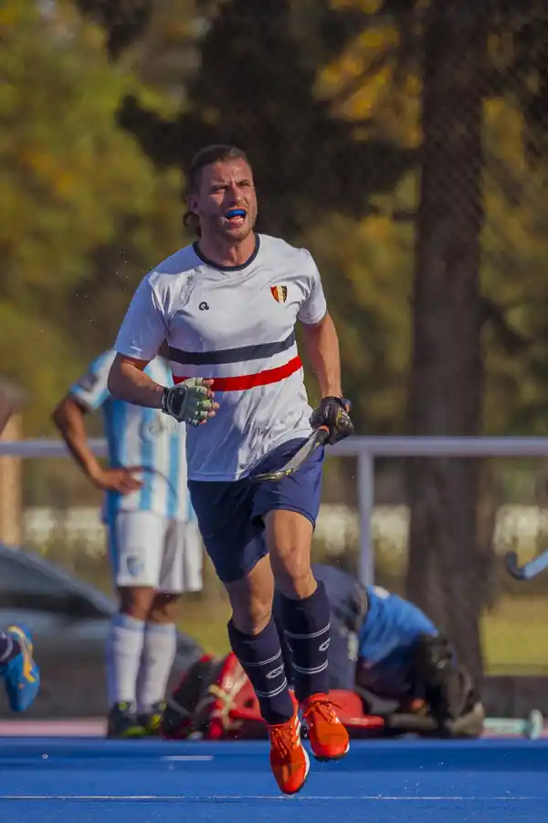 NATACIÓN Y GIMNASIA. Román Jarillo generará juego desde la banda izquierda.