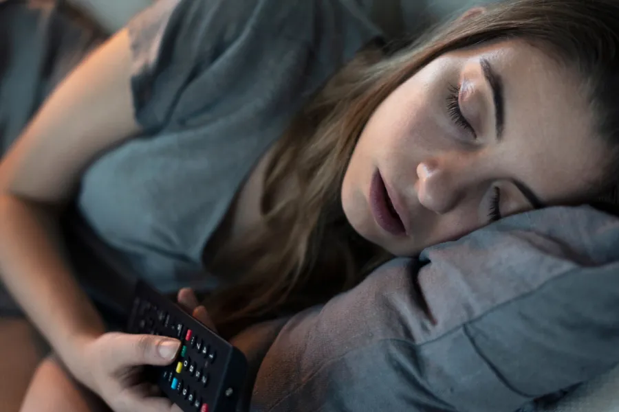 Dormirse con la tele encendida tiene riegos para la salud