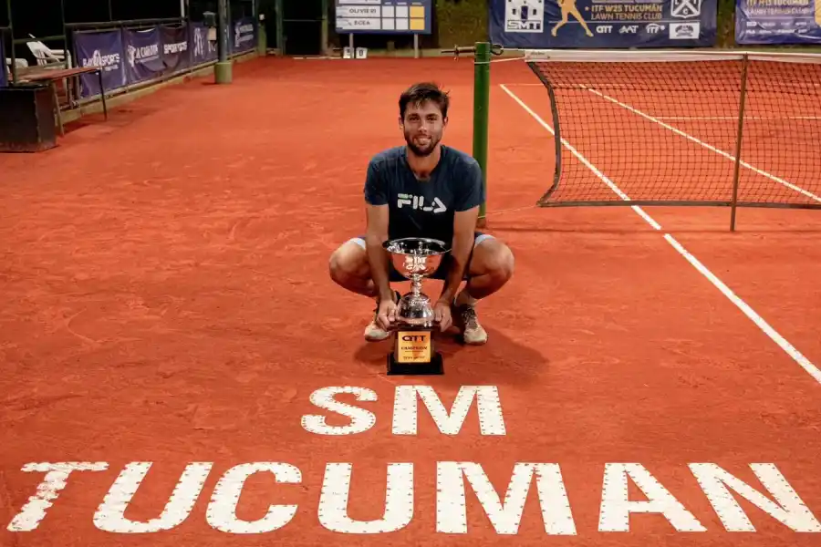 GRANDES RECUERDOS. Olivieri con su título de M15, en 2023.