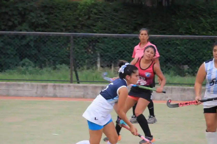 En Salta, Santiago del Estero y Catamarca las damas tucumanas quieren ponerse las coronas