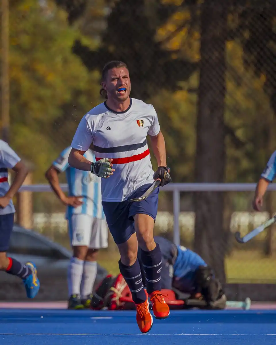 NATACIÓN Y GIMNASIA. Román Jarillo generará juego desde la banda izquierda.