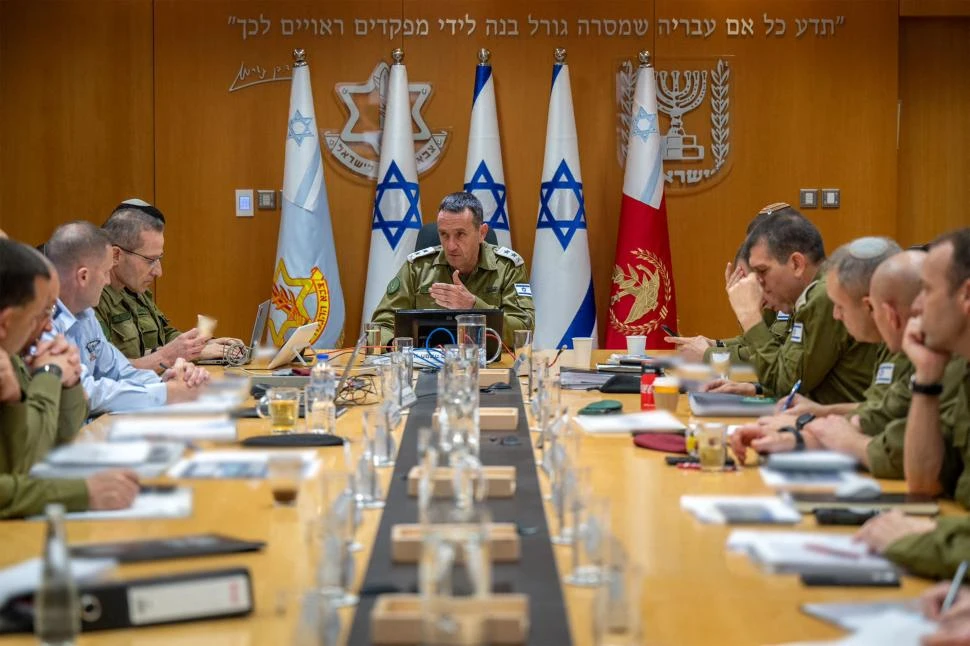 PLANES. El comandante de las fuerzas israelíes, general Herzi Halevi, encabeza una reunión con sus jefes militares.