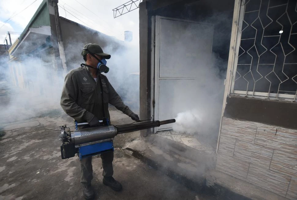 OPERATIVOS. En Banda del Río Salí, una de las zonas más afectadas, los operarios del Siprosa realizan tareas de fumigación en todas las casas. 