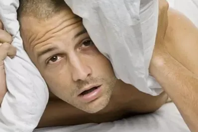 Que alimentos no hay que comer a la noche si querés dormir bien, según la ciencia