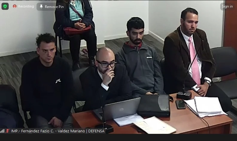 EN LA AUDIENCIA. César Fernández Fazio y Emiliano Valdez aparecen junto a sus abogados.