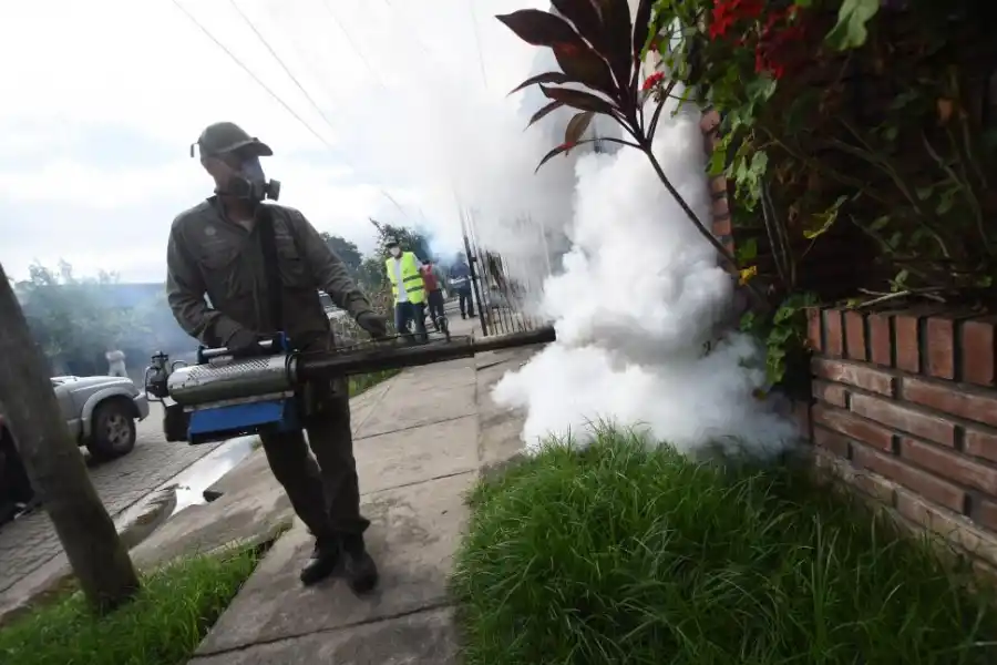 FUMIGACIÓN. En el barrio Esteban Echeverría, los agentes sanitarios realizaron ayer operativos de prevención. 