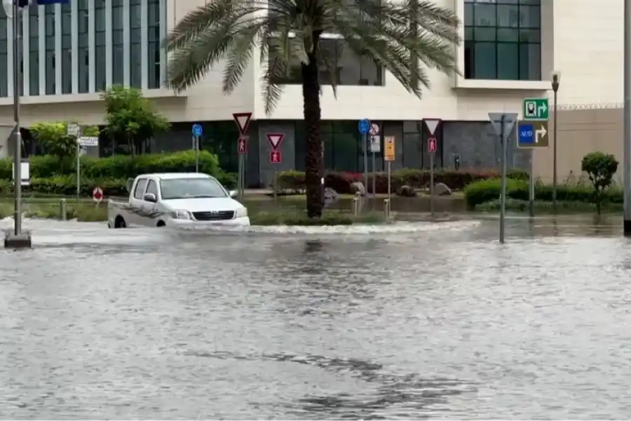 Las carreteras después de las potentes precipitaciones en Dubai