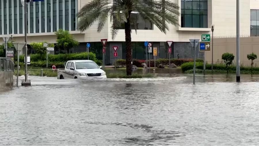Las carreteras después de las potentes precipitaciones en Dubai
