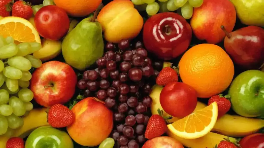 ¿Cuáles son las frutas que se deben evitar por la noche y por qué?