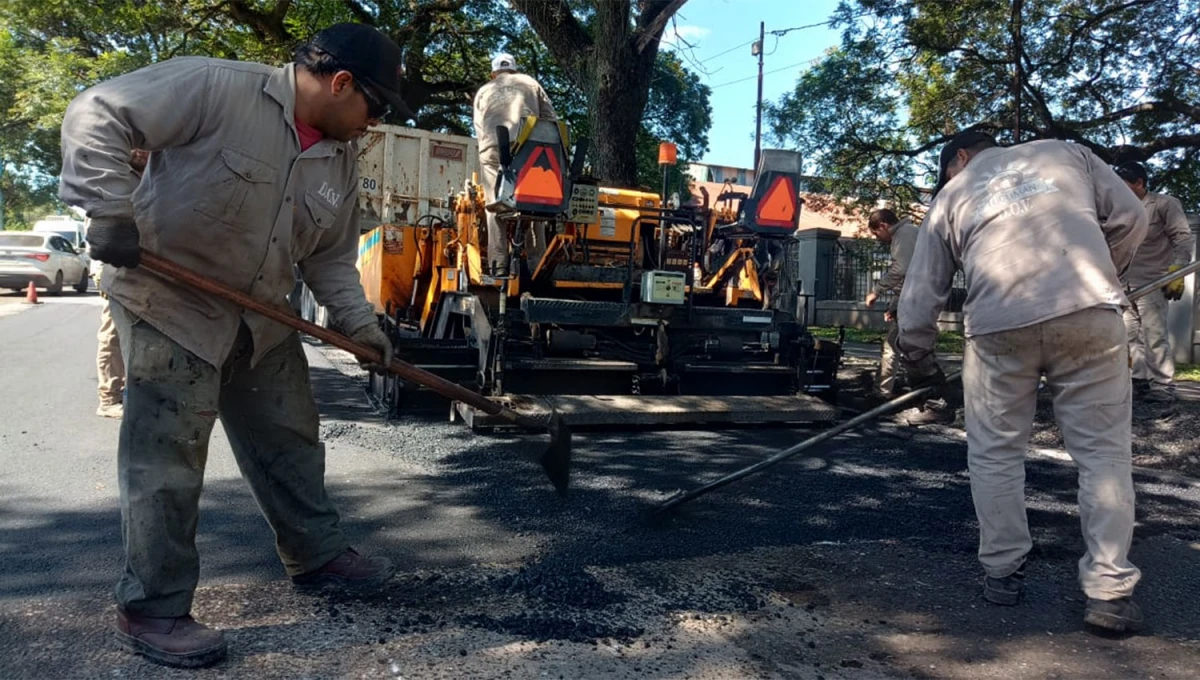 MEJORAS. Personal de la Dirección de Obras Viales recompone la carpeta de asfalto en diferentes puntos de la capital.