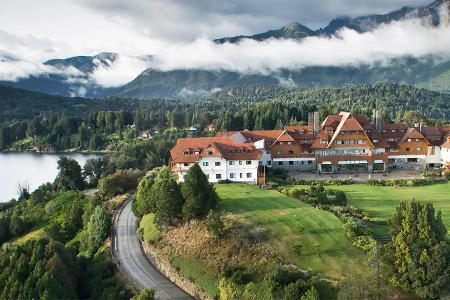 LUJOSO. Llao Llao Hotel & Resort está ubicado entre los lagos Perito Moreno y Nahuel Huapi, en Bariloche.
