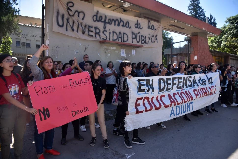 Abrazo a la Educación: acto en la Facultad de Filosofía y Letras, previo a la marcha del martes