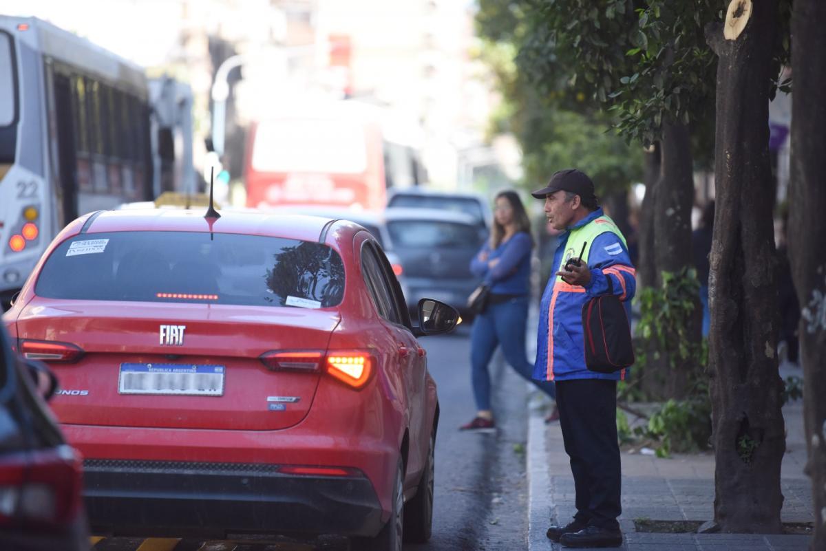ETAPA DE CONCIENTIZACIÓN. Un inspector habla con un conductor sobre calle Santiago del Estero. Foto de LA GACETA / Por Analía Jaramillo