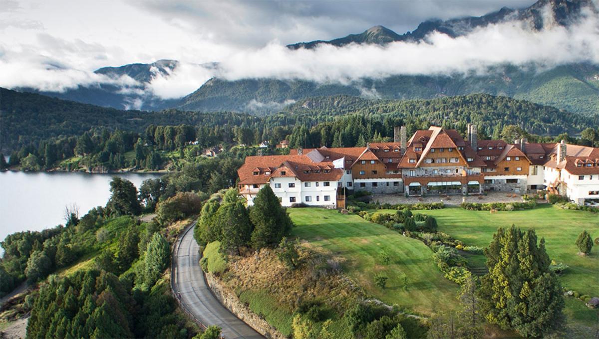 LUJOSO. Llao Llao Hotel & Resort está ubicado entre los lagos Perito Moreno y Nahuel Huapi, en Bariloche.