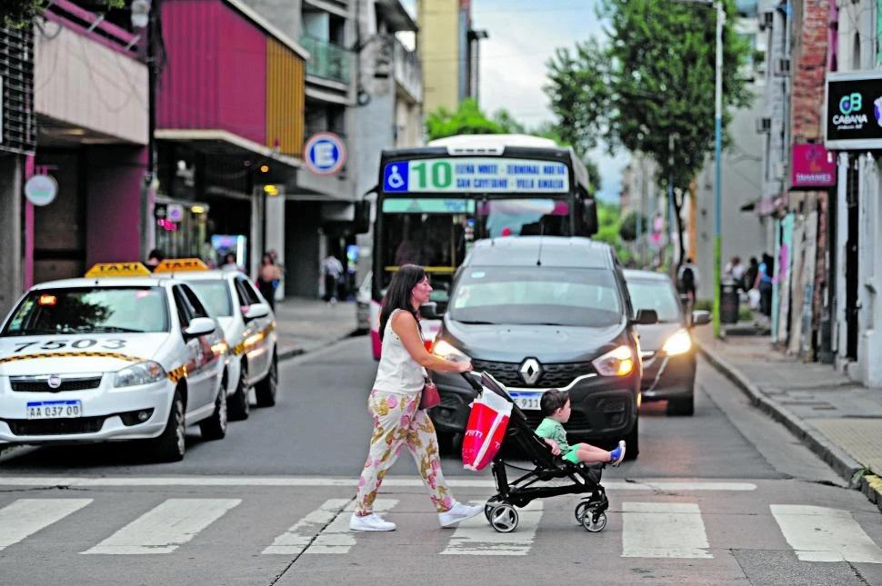 Más de 200 calles y avenidas de San Miguel de Tucumán tendrán carriles exclusivos para ómnibus